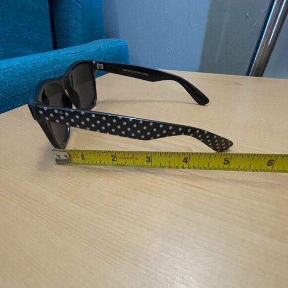 Retro Rewind black/white polka dot sunglasses - Picture 6 of 8